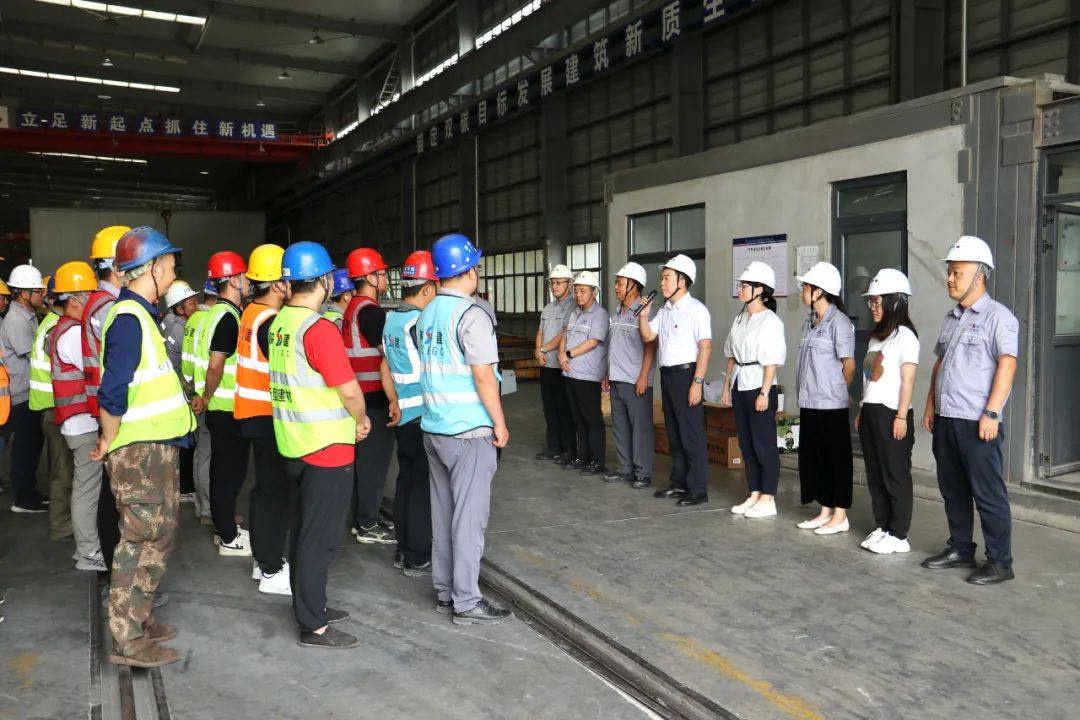 炎炎夏日送清涼 殷殷關(guān)懷暖人心丨陜建產(chǎn)投集團(tuán)開(kāi)展“送清涼 暖人心 強(qiáng)保障 促攻堅(jiān)”慰問(wèn)活動(dòng)